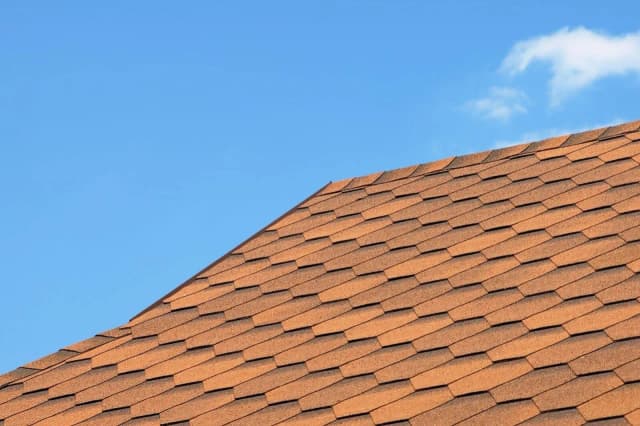 Gont czy dachówka? Porównanie trwałości, kosztów i estetyki dachów Gont czy dachówka? Porównanie trwałości, kosztów i estetyki dachów