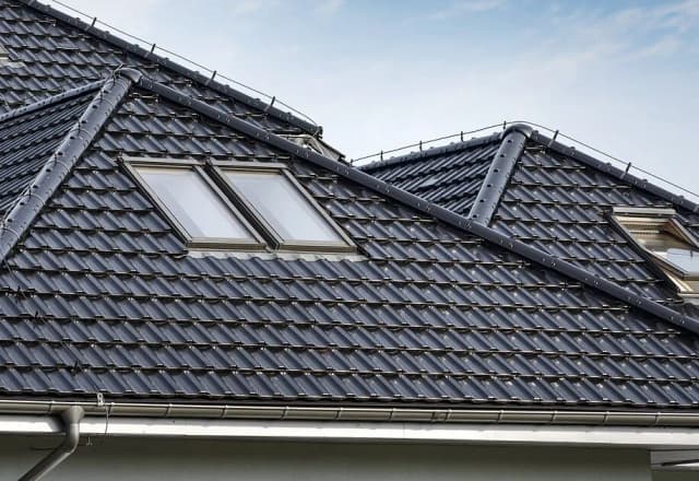 Jakie dachówki ceramiczne wybrać? Kluczowe informacje i porady. Jakie dachówki ceramiczne wybrać? Kluczowe informacje i porady.