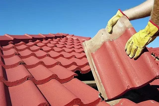 Czym skleić pękniętą dachówkę? Skuteczne metody naprawy i porady Czym skleić pękniętą dachówkę? Skuteczne metody naprawy i porady