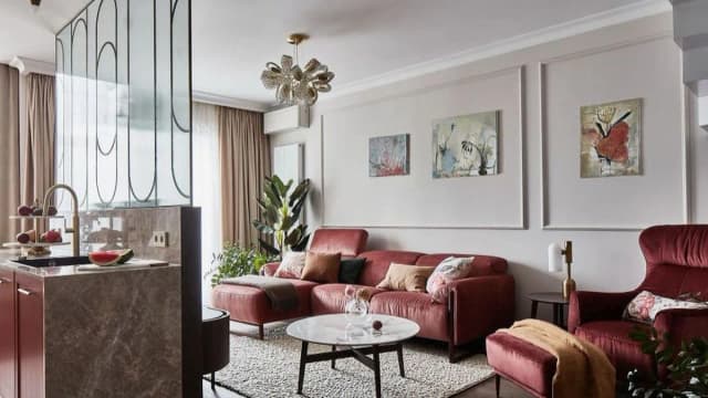 Inspiracje na ścianę przy stole w salonie – stwórz elegancką aranżację Inspiracje na ścianę przy stole w salonie – stwórz elegancką aranżację